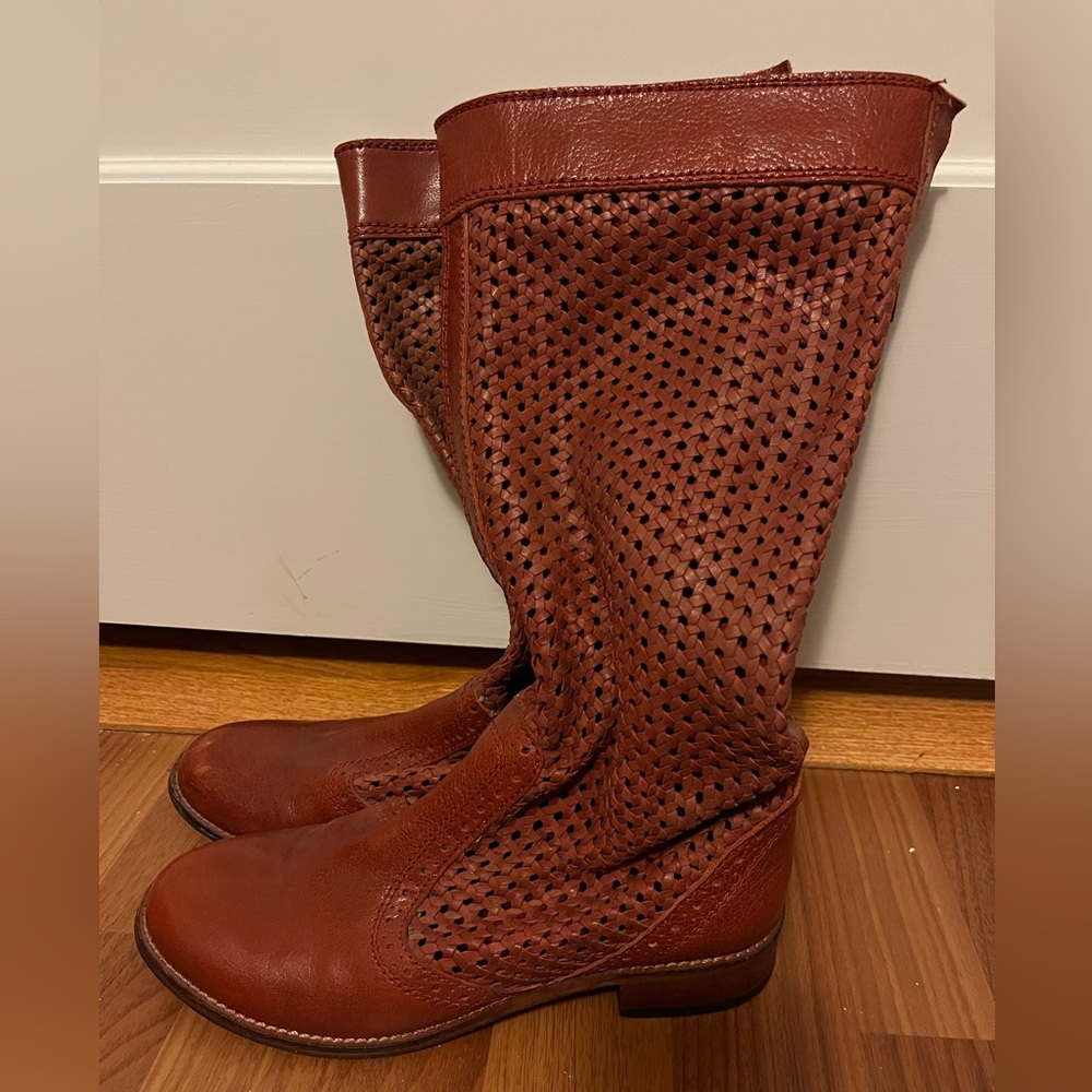 Unique and gorgeous woven boots 7.5